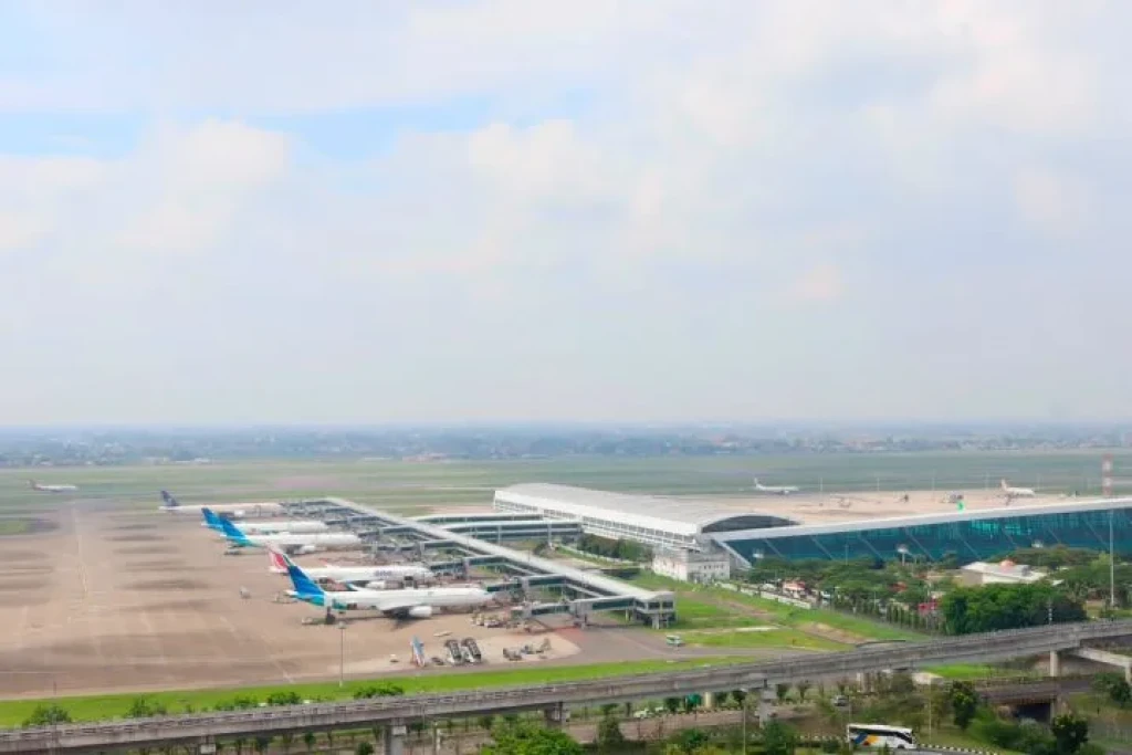 Erupsi Anak Krakatau Lumpuhkan Tiga Bandara