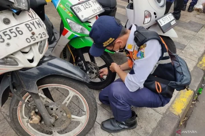 Ratusan Motor Parkir Liar di Kembangan Kena Operasi Cabut Pentil, Petugas Bertindak Tegas