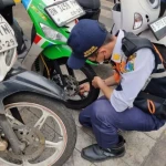 Ratusan Motor Parkir Liar di Kembangan Kena Operasi Cabut Pentil, Petugas Bertindak Tegas