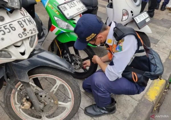 Ratusan Motor Parkir Liar di Kembangan Kena Operasi Cabut Pentil, Petugas Bertindak Tegas