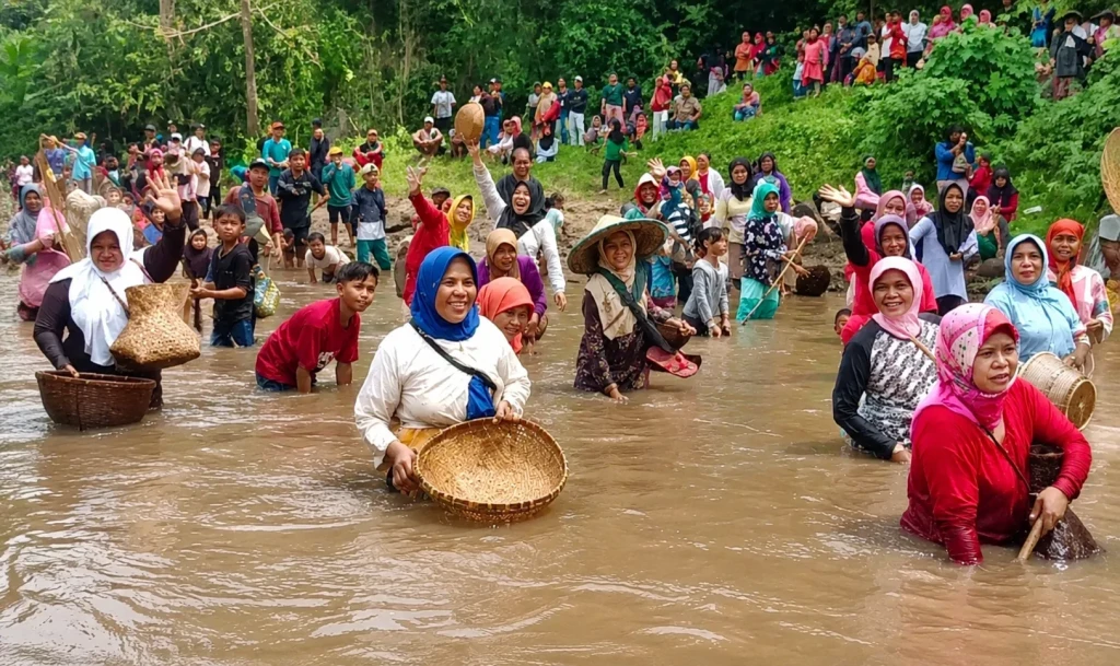 Ribuan Warga Serang Turun ke Sungai, Ngagurah Dano Jadi Pesta Tradisi dan Kebersamaan