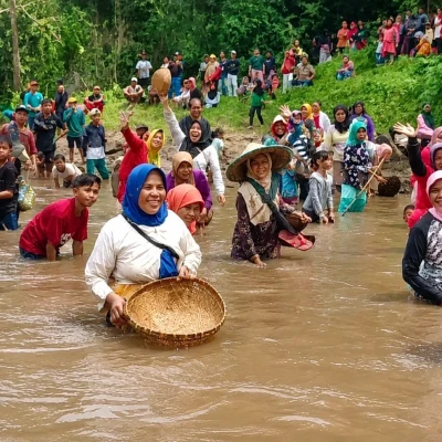 Ribuan Warga Serang Turun ke Sungai, Ngagurah Dano Jadi Pesta Tradisi dan Kebersamaan