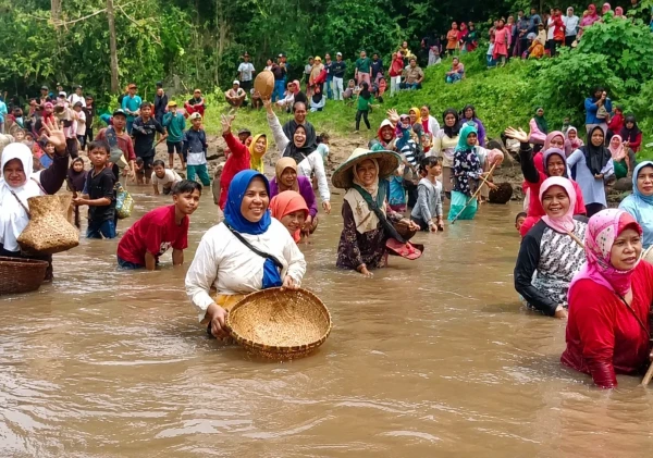 Ribuan Warga Serang Turun ke Sungai, Ngagurah Dano Jadi Pesta Tradisi dan Kebersamaan