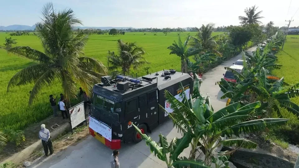 Tak Biasa! Water Cannon Polri Disulap Jadi ‘Irigasi Darurat’ untuk Sawah Petani Sidrap