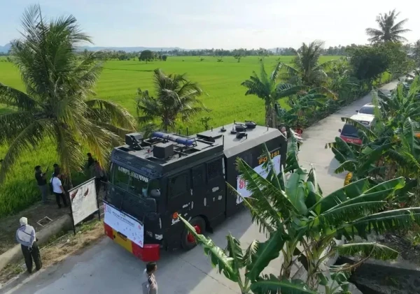 Tak Biasa! Water Cannon Polri Disulap Jadi ‘Irigasi Darurat’ untuk Sawah Petani Sidrap