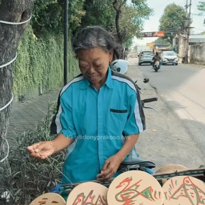 Bu Sriyati Tetap Berjualan di Tengah Sakit Tumor Mata, Kisahnya Viral dan Banjir Doa Netizen