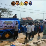 Kesulitan Air Bersih, Warga Desa Domas Terbantu 8.000 Liter Bantuan dari Polsek Pontang