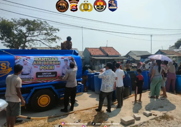 Kesulitan Air Bersih, Warga Desa Domas Terbantu 8.000 Liter Bantuan dari Polsek Pontang