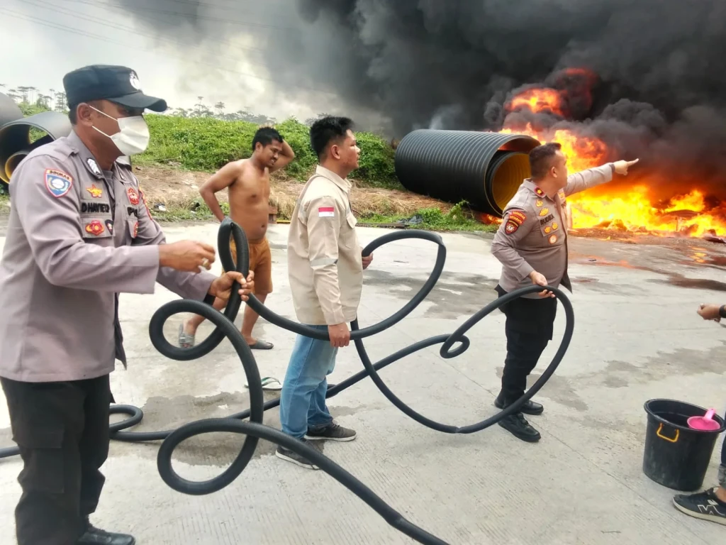 Kebakaran Hebohkan Kawasan Industri Kibin, Polisi dan Damkar Bergerak Cepat Padamkan Api