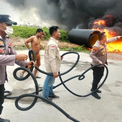 Kebakaran Hebohkan Kawasan Industri Kibin, Polisi dan Damkar Bergerak Cepat Padamkan Api