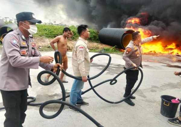 Kebakaran Hebohkan Kawasan Industri Kibin, Polisi dan Damkar Bergerak Cepat Padamkan Api