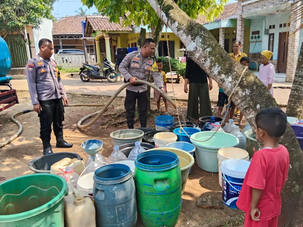 Polres Serang Bergerak Cepat Salurkan 8.000 Liter Air Bersih bagi Warga Terdampak Kemarau
