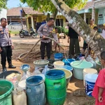 Polres Serang Bergerak Cepat Salurkan 8.000 Liter Air Bersih bagi Warga Terdampak Kemarau