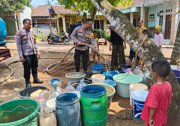 Polres Serang Bergerak Cepat Salurkan 8.000 Liter Air Bersih bagi Warga Terdampak Kemarau