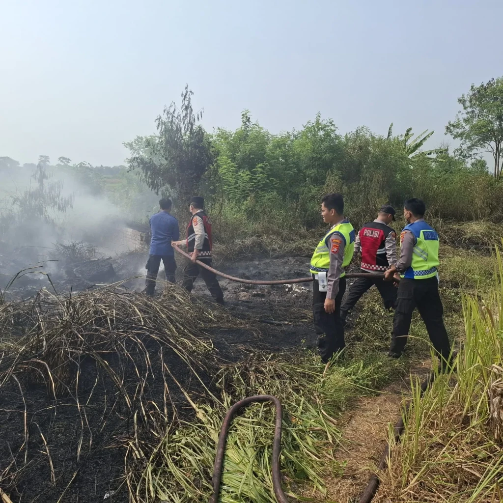 Respons Cepat Polsek Cikande Bersama Damkar Jinakkan Kebakaran Lahan Kosong di Desa Ketos