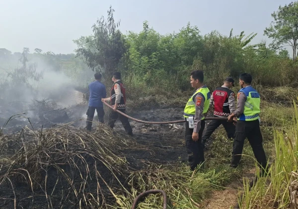 Respons Cepat Polsek Cikande Bersama Damkar Jinakkan Kebakaran Lahan Kosong di Desa Ketos