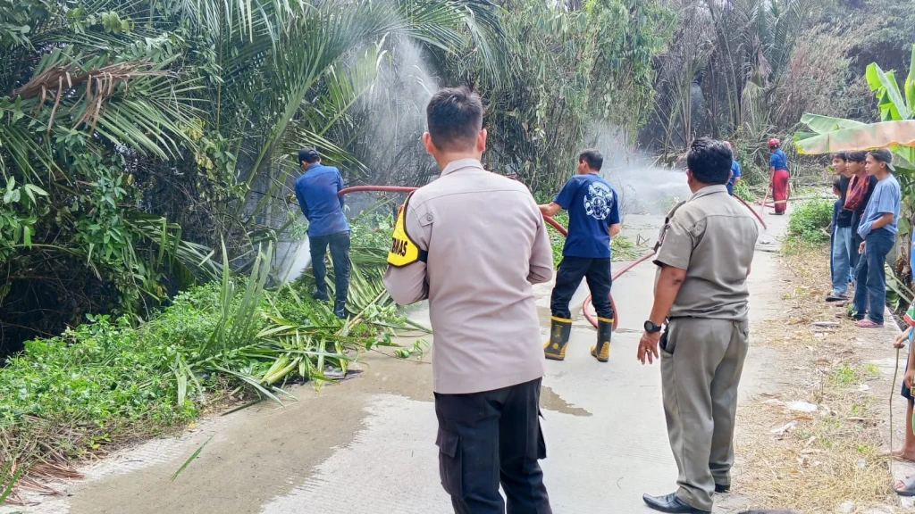 PECAK Jadi Andalan, Polsek Carenang Sigap Hadapi Kebakaran Lahan di Binuang
