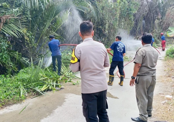 PECAK Jadi Andalan, Polsek Carenang Sigap Hadapi Kebakaran Lahan di Binuang