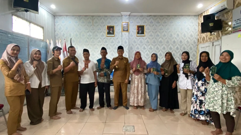 Haru dan Bahagia, 7 Pasangan Warga Sindangheula Terima Buku Nikah Usai Isbat Nikah