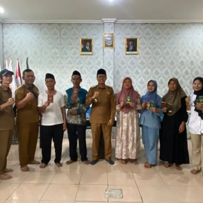 Haru dan Bahagia, 7 Pasangan Warga Sindangheula Terima Buku Nikah Usai Isbat Nikah