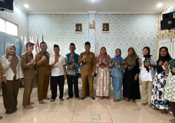 Haru dan Bahagia, 7 Pasangan Warga Sindangheula Terima Buku Nikah Usai Isbat Nikah