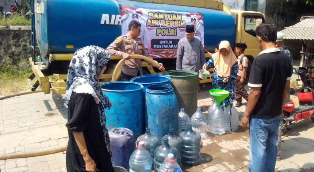 Warga Sukamanah Kesulitan Air, Polsek Tanara Salurkan 8.000 Liter Air Bersih