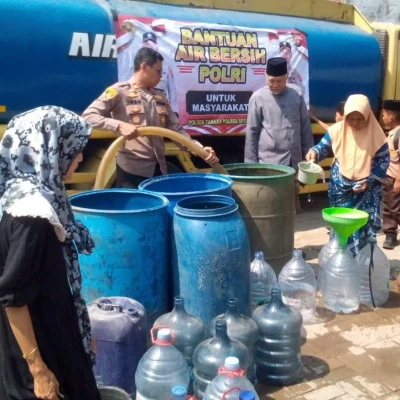 Warga Sukamanah Kesulitan Air, Polsek Tanara Salurkan 8.000 Liter Air Bersih