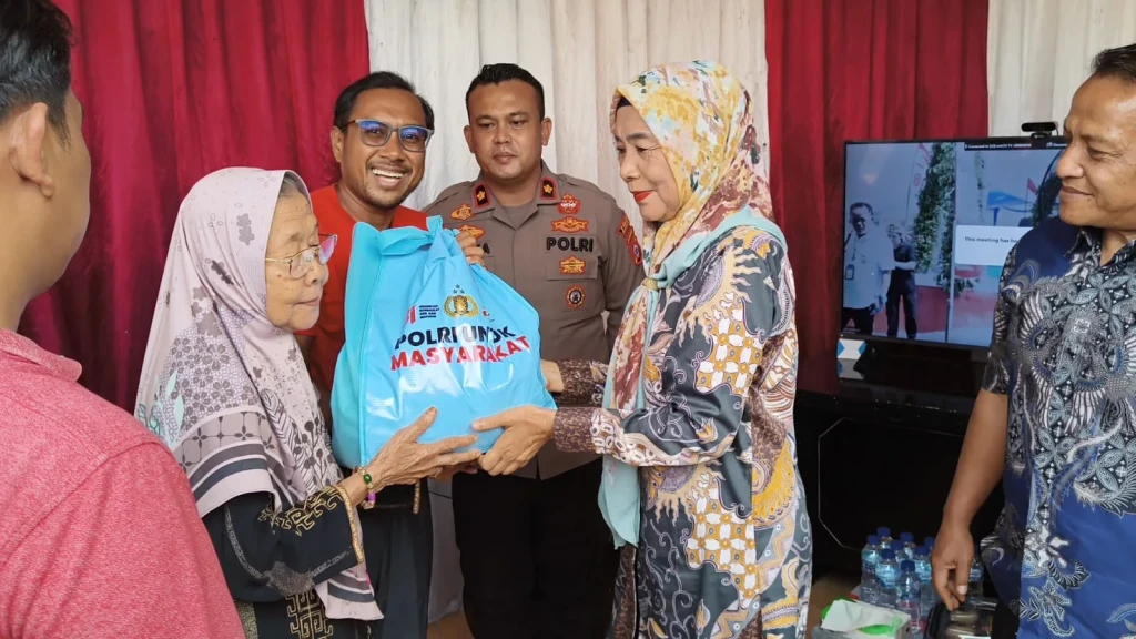 Jembatan Merah Putih Presisi di Kibin Diresmikan, Polsek Cikande Bagikan 25 Paket Sembako