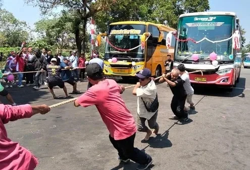 Unik! Rayakan HUT ke-81 RI, Warga Ditantang Tarik Bus di Terminal Lebak Bulus