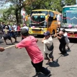Unik! Rayakan HUT ke-81 RI, Warga Ditantang Tarik Bus di Terminal Lebak Bulus