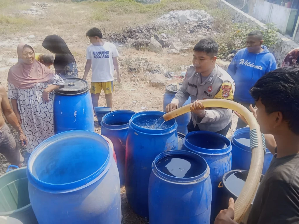 Warga Pontang Kesulitan Air, Polres Serang Datang Bawa 8.000 Liter Bantuan