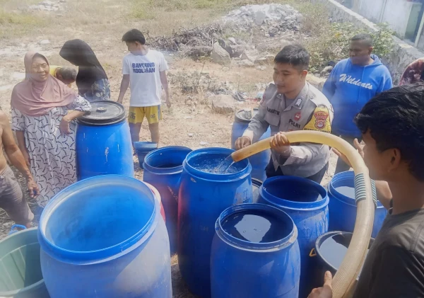 Warga Pontang Kesulitan Air, Polres Serang Datang Bawa 8.000 Liter Bantuan