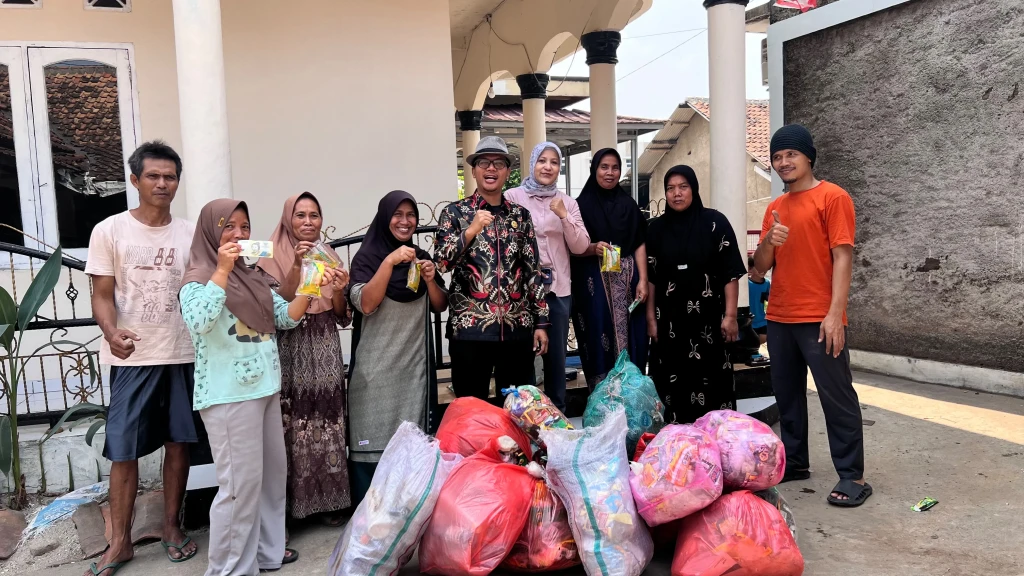 Dari Sampah Jadi Rupiah! Kades Sindangheula Turun Langsung Jemput Sampah Plastik Warga