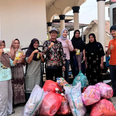 Dari Sampah Jadi Rupiah! Kades Sindangheula Turun Langsung Jemput Sampah Plastik Warga