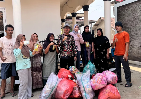 Dari Sampah Jadi Rupiah! Kades Sindangheula Turun Langsung Jemput Sampah Plastik Warga