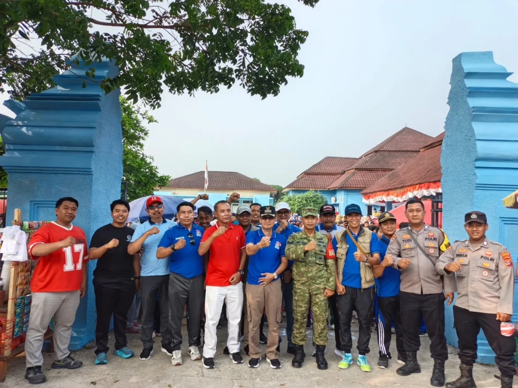 Semangat Kemerdekaan Membara, Polsek Pamarayan Kawal Gerak Jalan di Dua Kecamatan