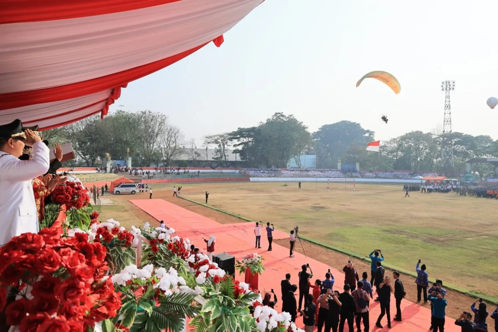 Langit Kota Serang Dihiasi Merah Putih, Atraksi Paramotor Bikin HUT RI Makin Semarak