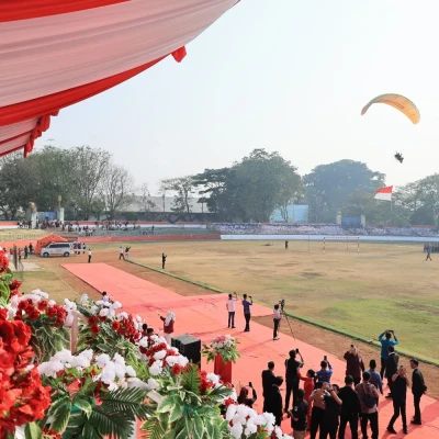 Langit Kota Serang Dihiasi Merah Putih, Atraksi Paramotor Bikin HUT RI Makin Semarak