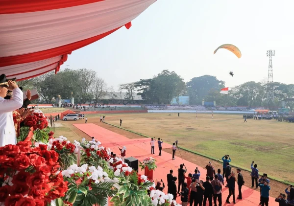 Langit Kota Serang Dihiasi Merah Putih, Atraksi Paramotor Bikin HUT RI Makin Semarak