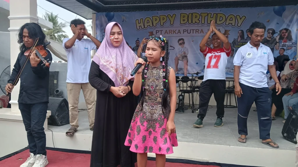 Tempuh 18 Jam dari Situbondo, Viora Liandeska Hibur Warga Serang di HUT PT Arka Putra Jaya