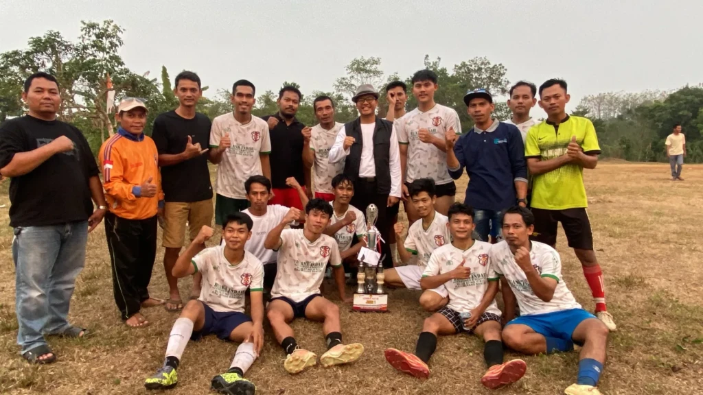 Elang Sakti Juara Liga Oplosan Sindangheula, Kades Suheli Apresiasi Semangat Sportivitas