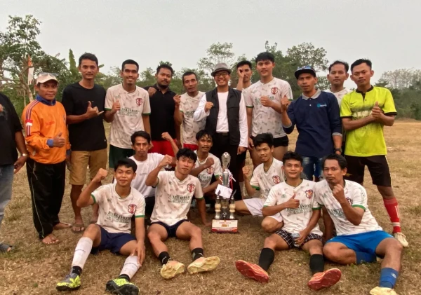 Elang Sakti Juara Liga Oplosan Sindangheula, Kades Suheli Apresiasi Semangat Sportivitas