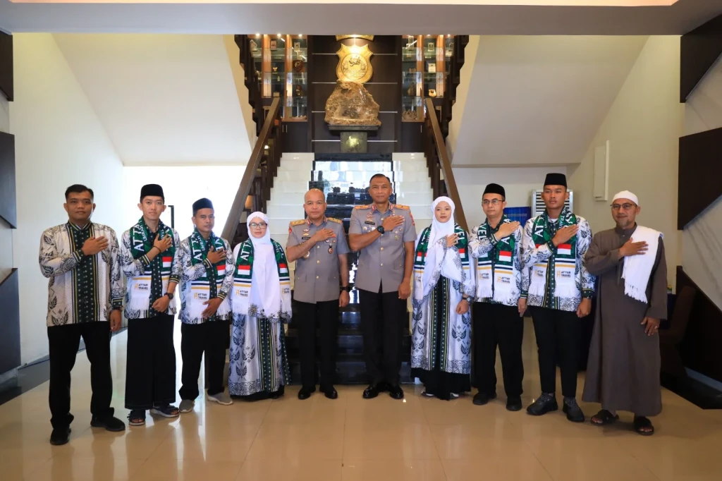 Tujuh Personel Polda Banten Berangkat Umrah, Kapolda Hengki Titip Doa untuk Banten