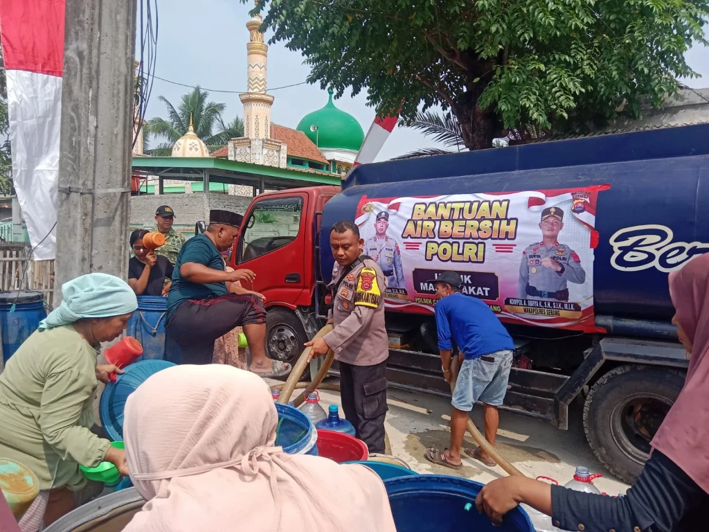 Kemarau Bikin Warga Kesulitan Air, Polsek Carenang Distribusikan 88 Ribu Liter