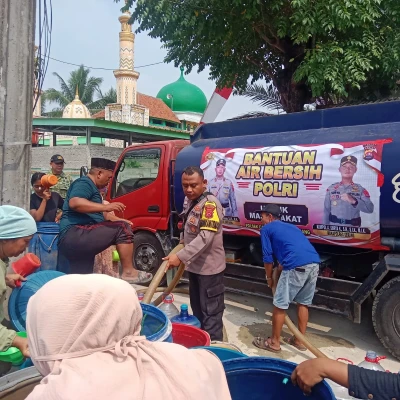 Kemarau Bikin Warga Kesulitan Air, Polsek Carenang Distribusikan 88 Ribu Liter