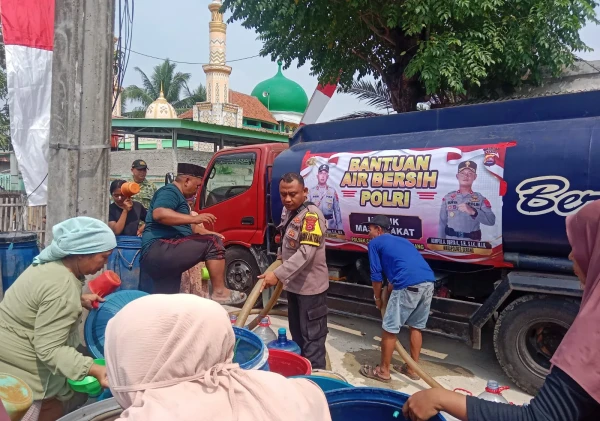 Kemarau Bikin Warga Kesulitan Air, Polsek Carenang Distribusikan 88 Ribu Liter