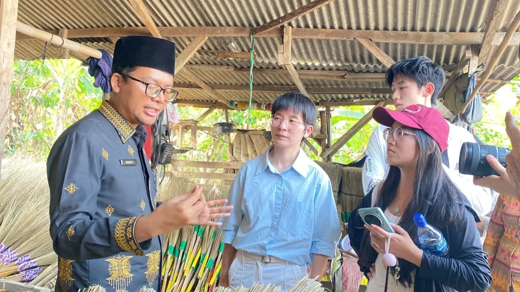 Dari Sapu Lidi hingga Bendungan, Delegasi Hunan University China Jelajah Desa Sindangheula