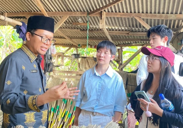 Dari Sapu Lidi hingga Bendungan, Delegasi Hunan University China Jelajah Desa Sindangheula