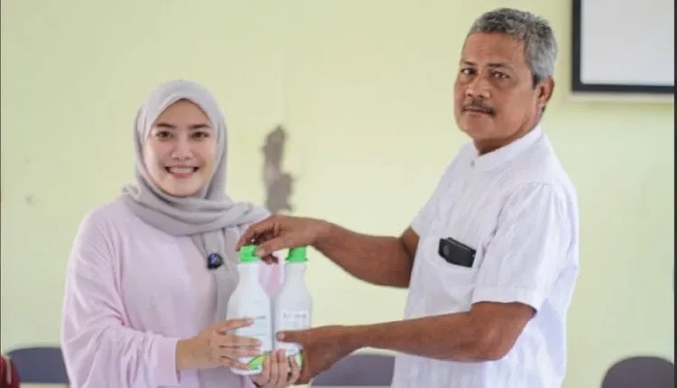 Dorong Petani Makin Produktif, Desi Ferawati Salurkan Pupuk Cair untuk 150 Poktan di Kabupaten Serang