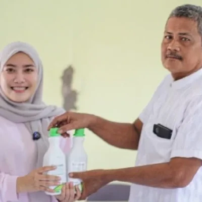 Dorong Petani Makin Produktif, Desi Ferawati Salurkan Pupuk Cair untuk 150 Poktan di Kabupaten Serang